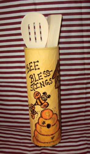 Bee-themed Pringles Can